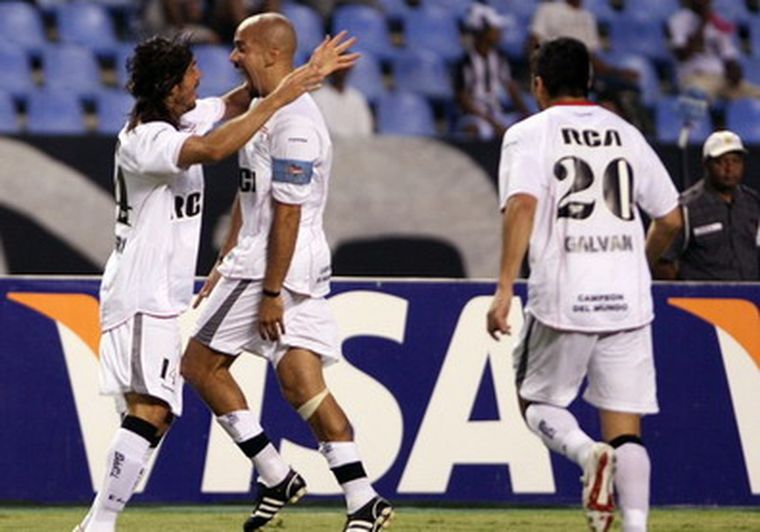 Verón festeja el gol de Angeleri. Foto: EFE