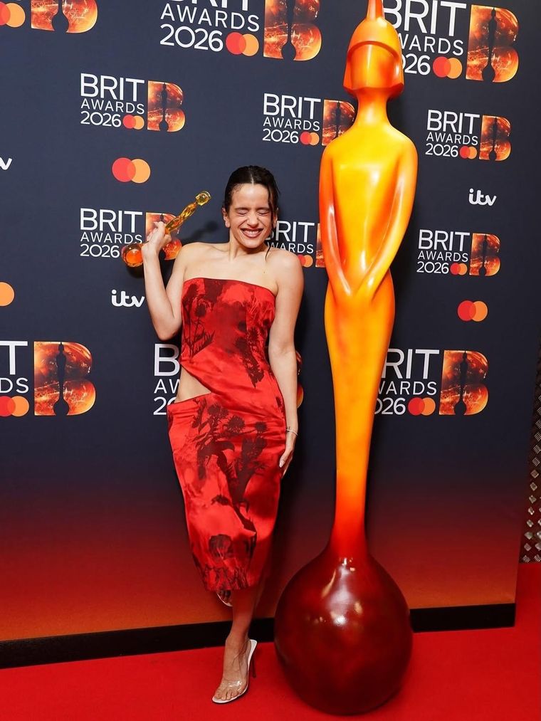 Rosalía posa eufórica con su BRIT Award, un premio que marca un antes y un después para España. Rosalía posa eufórica con su BRIT Award, un premio que marca un antes y un después para España.