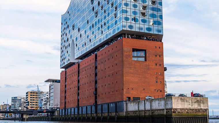 La elbphilharmonie, del estudio de arquitectura Herzog & de Meuron tiene un diseño que integra funciones públicas, culturales y turísticas en un mismo conjunto. La elbphilharmonie, del estudio de arquitectura Herzog & de Meuron tiene un diseño que integra funciones públicas, culturales y turísticas en un mismo conjunto.