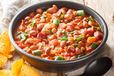 Esta receta se asocia con reuniones familiares y asados, donde se sirve como guarnición infaltable, representando la unión y el sabor de la cocina mexicana tradicional.