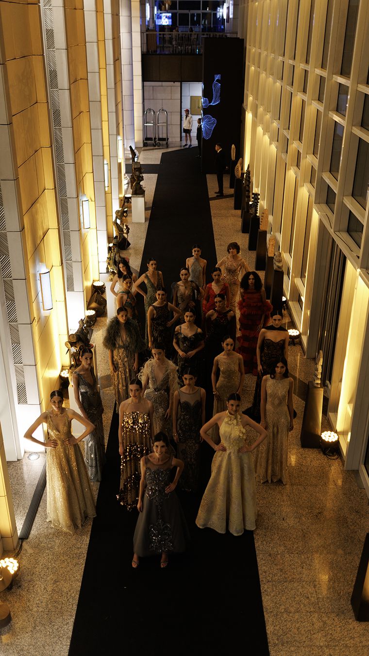 Las modelos y el Hyatt, en una foto imponente.