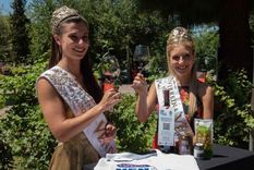 Las reinas de la vendimia junto a productos regionales mendocinos. Foto: Gobierno de Mendoza
