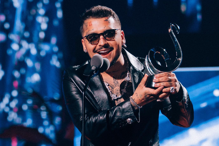 Esta sería la fortuna que le saldría a Christian Nodal quitarse los tatuajes.