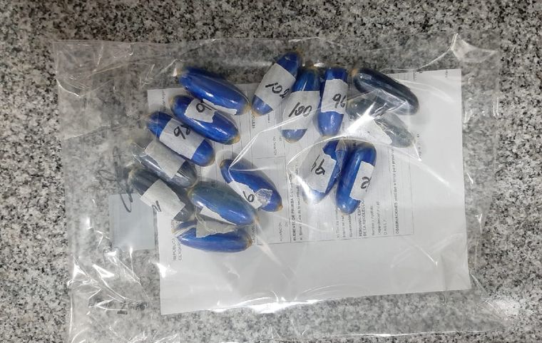 Una mujer transportaba 12 cápsulas de cocaína en su bolse de viaje y otras 106 dentro de su cuerpo