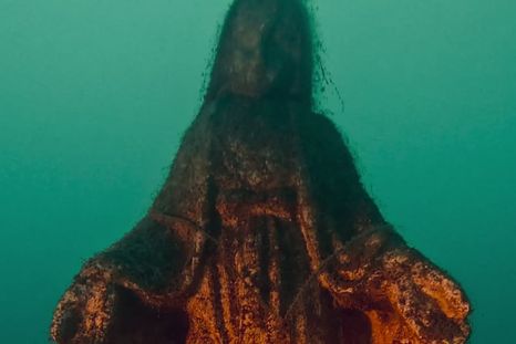 La imagen de la virgen en el fondo del dique Potrerillos. La imagen de la virgen en el fondo del dique Potrerillos.