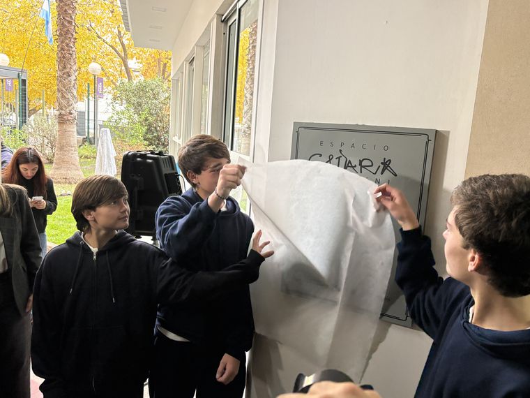 Los hermanos de Chiara fueron los encargados de destapar la placa conmemorativa. Los hermanos de Chiara fueron los encargados de destapar la placa conmemorativa.