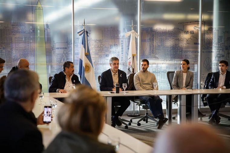 Jorge Macri, junto a representantes sindicales de taxis y empresarios de aplicaciones de viajes.