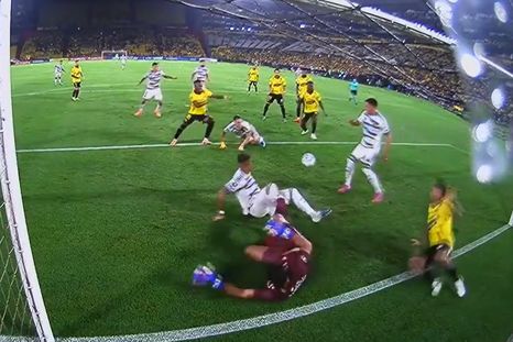 El Ruso Ascacíbar tuvo el primero de Boca, pero se resbaló antes de definir. El Ruso Ascacíbar tuvo el primero de Boca, pero se resbaló antes de definir.