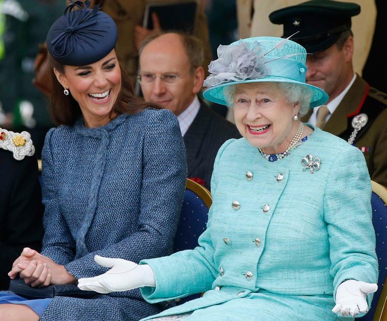 Kate Middleton y la reina Isabel II, monarca del Reino Unido. Foto: People.com - https://static.onecms.io/wp-content/uploads/sites/20/2018/04/queen-elizabeth-191.jpg