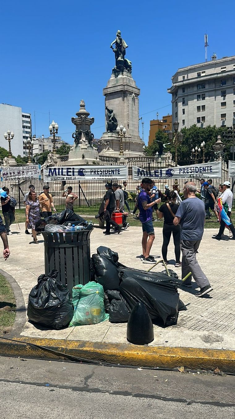 La gente llenó bolsas con los residuos y las colocó junto a los tachos. Foto: Josefina Godoy