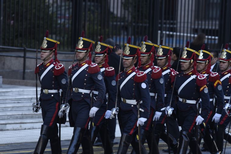 Granaderos en formación: un símbolo del pasado que convive con los desafíos del presente. Foto: Juan Mateo Aberastain/MDZ