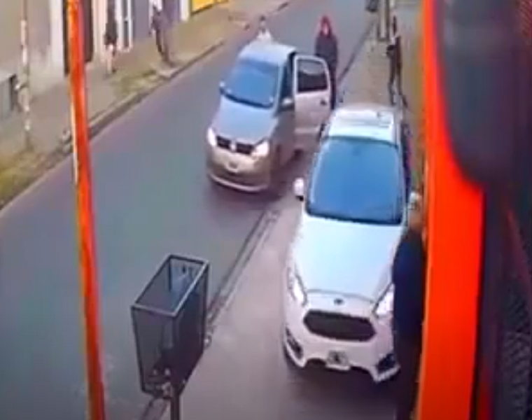 El momento en el que el hombre huye y atropella a su vecina Foto: Captura de video.