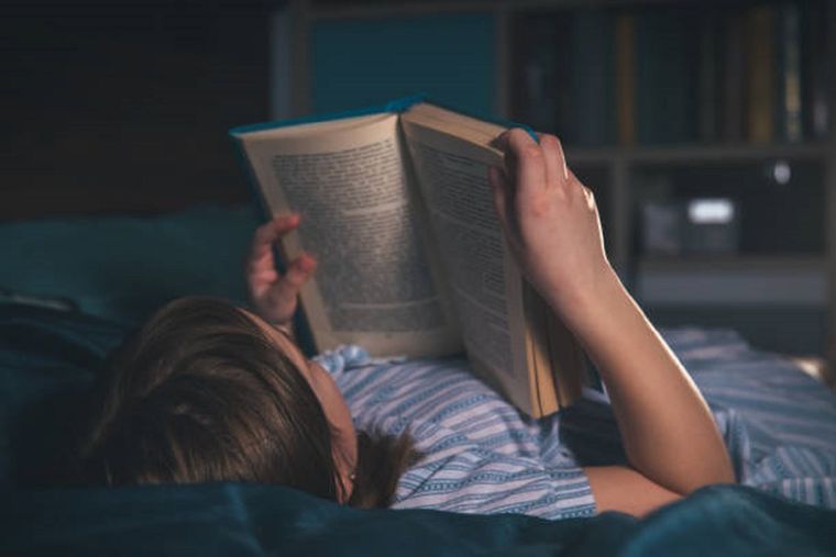 Qué dice la psicología sobre las personas que leen antes de dormir