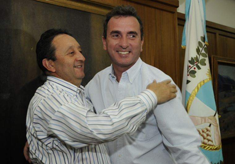 Jaque y Pérez y un abrazo para la foto. Foto: Nacho Gaffuri / MDZ