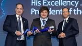 El presidente del Premio Génesis, Stan Polovets, y el presidente israelí, Isaac Herzog, le entregaron a Javier Milei el Premio Nobel Judío. El presidente del Premio Génesis, Stan Polovets, y el presidente israelí, Isaac Herzog, le entregaron a Javier Milei el Premio Nobel Judío.