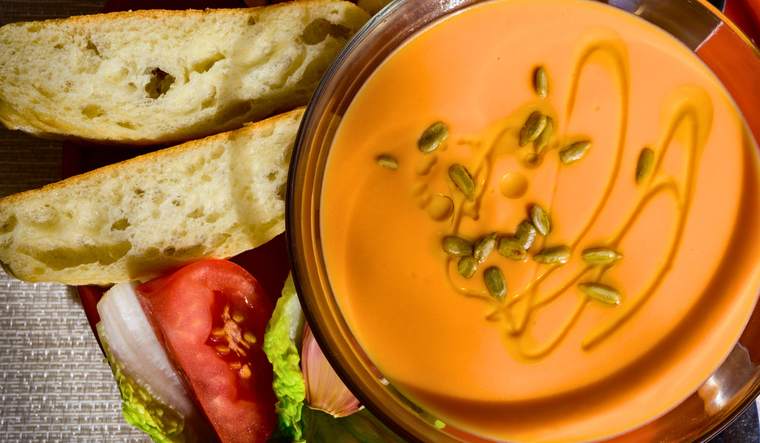 Es bajo en calorías y muy saludable, rico en vitaminas A, C y antioxidantes del tomate y otras verduras. ¡A la receta! Es bajo en calorías y muy saludable, rico en vitaminas A, C y antioxidantes del tomate y otras verduras. ¡A la receta!