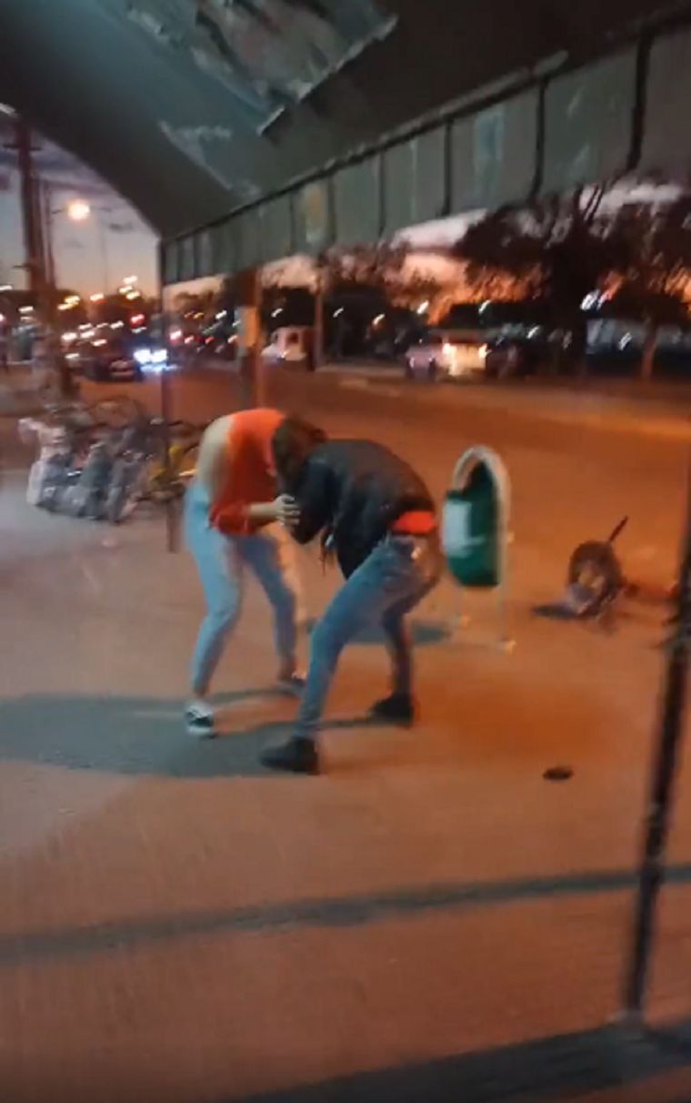 La pelea fue captada por otros clientes de la verdulería