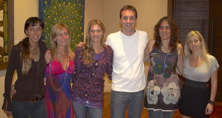 Fernando Gabrielli, muy bien acompañado por las artistas  Silvia Mechulán, Silvia Basso, Cecilia Prato, Valeria Méndez y Natalia Sánchez Valdemoros. Foto: Gentileza