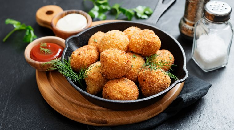 Las croquetas de papa tienen raíces en la cocina europea, donde la receta surge como una forma económica de aprovechar las sobras de puré de papas. Las croquetas de papa tienen raíces en la cocina europea, donde la receta surge como una forma económica de aprovechar las sobras de puré de papas.