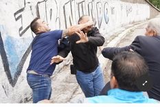 El momento exacto en el que Sergio Berni fue agredido Foto: Maxi Failla / Clarín