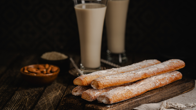 Los fartons se diseñaron alargados a propósito, porque así se pueden mojar mejor en la horchata, algo clave en la receta original. Los fartons se diseñaron alargados a propósito, porque así se pueden mojar mejor en la horchata, algo clave en la receta original.