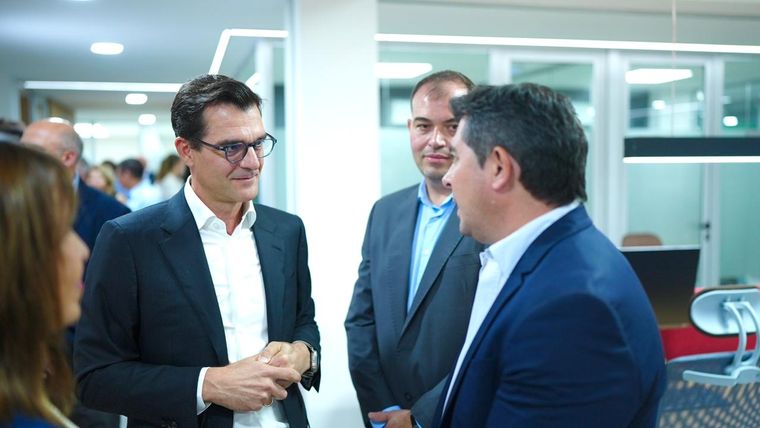Anfitrión Juan José Retamero de impecable camisa blanca junto al gobernador de San Juan Marcelo Orrego, el viernes pasado, en la reconversión del complejo Cinzano en Desamparados.