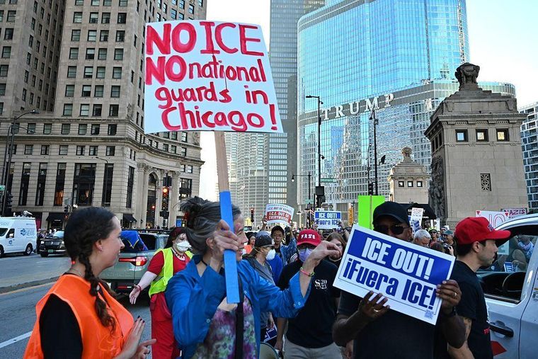 Manifestantes protestan contra la presencia de ICE y la Guardia Nacional en Chicago.
