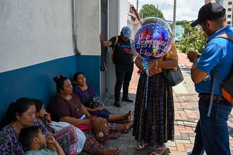 Familiares de algunos menores reunidos afuera del Centro de Recepción de Retornados en Ciudad de Guatemala el domingo 31 de agosto.