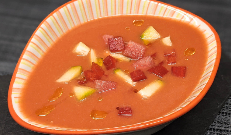 Aunque la receta parece dulce, mantiene el equilibrio salado característico del gazpacho clásico. Aunque la receta parece dulce, mantiene el equilibrio salado característico del gazpacho clásico.