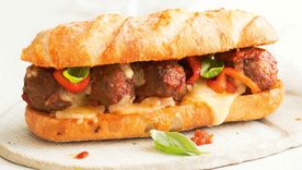 El sándwich de albóndigas de convirtió en un clásico de la cocina en América. Foto: Taste Australia - https://img.taste.com.au/-Hy7BFYS/taste/2016/11/cheesy-meatball-sub-102979-1.jpeg