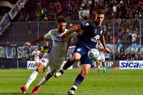 Juan Barbieri en acción en el último enfrentamiento entre Independiente Rivadavia y Tigre disputado en el Bautista Gargantini. Juan Barbieri en acción en el último enfrentamiento entre Independiente Rivadavia y Tigre disputado en el Bautista Gargantini.