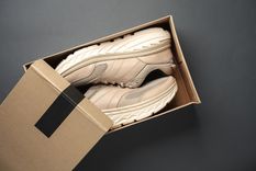 Con un salario mínimo se compra apenas un par de zapatillas en Argentina, mientras que en Estados Unidos se compran 24 pares. Foto: Shutterstock