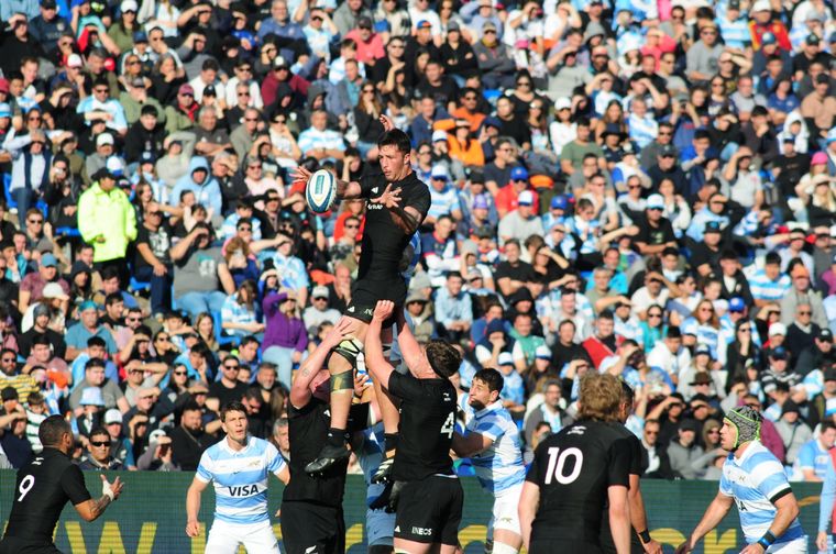 Los All Blacks le dieron una paliza a Los Pumas en Mendoza Foto: ALF PONCE MERCADO / MDZ