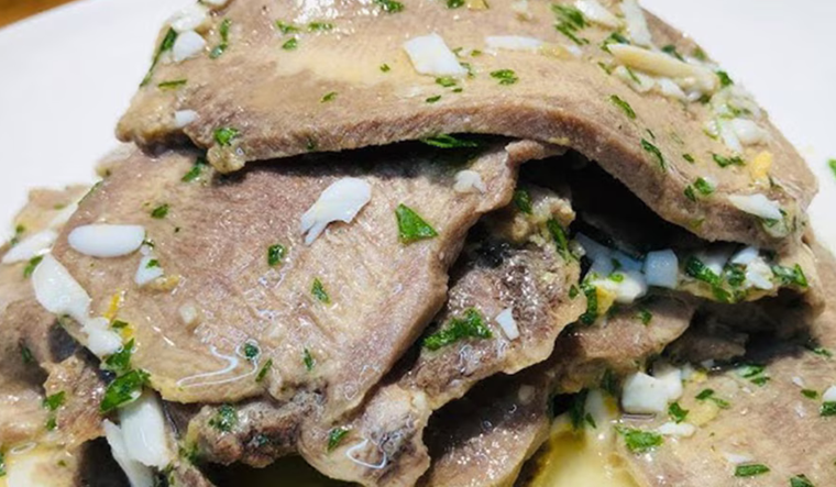 La receta de lengua a la vinagreta con perejil y ajo potencia el sabor clásico y le da un toque fresco y aromático. La receta de lengua a la vinagreta con perejil y ajo potencia el sabor clásico y le da un toque fresco y aromático.