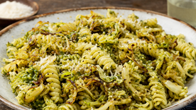 La pasta con pesto y repollo, una fusión extraña pero que funciona. (Imagen generada con IA). La pasta con pesto y repollo, una fusión extraña pero que funciona. (Imagen generada con IA).