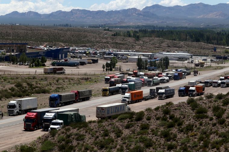 El comunicado tomó por sorpresa a los camioneros que se encuentran en el lado chileno. Foto: Maximiliano Ríos/MDZ