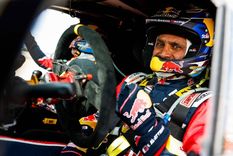 La sonrisa de Nasser tras ganar otra etapa en Arabia. Foto: @dakar La sonrisa de Nasser tras ganar otra etapa en Arabia. Foto: @dakar