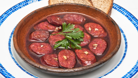 La receta de chorizo al vino es muy popular en bares y tabernas tradicionales. La receta de chorizo al vino es muy popular en bares y tabernas tradicionales.