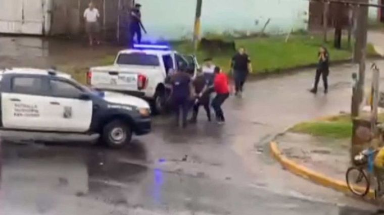 Policía herido de bala es trasladado por sus compañeros al hospital Foto: Captura