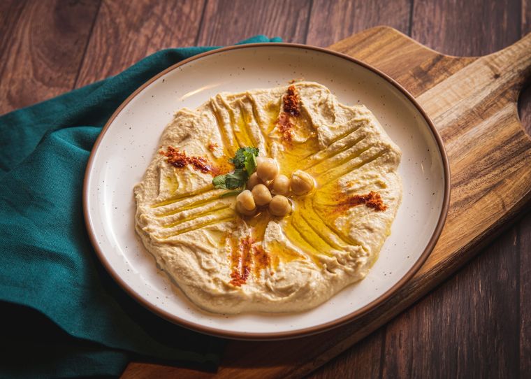 El hummus es un plato delicioso que puedes preparar en pocos minutos. Se usa en ensaladas, en sandwiches o para comerlo solo con un rico pan. Foto: Unsplash