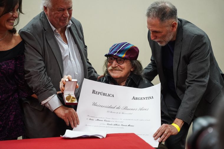 El artista fue homenajeado y se mostró orgulloso. Créditos: RS Fotos