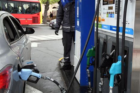 El conflicto en Medio Oriente presiona sobre los precios en los surtidores. El conflicto en Medio Oriente presiona sobre los precios en los surtidores.