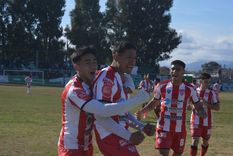 Rivarola festejo uno de los goles de San Martín. Rivarola festejo uno de los goles de San Martín.