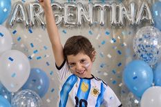 A Cata le amputaron uno de sus brazos por cáncer y su familia recauda fondos para conseguirle una prótesis.&nbsp;