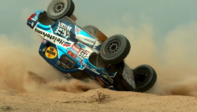 La Toyota sufrió algunos daños pero sigue en carrera. Foto: Captura