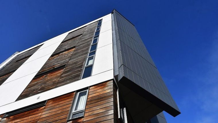 El uso de la madera era legal anteriormente. Pero estos revestimientos deben ahora ser sustituidos. Foto: GETTY IMAGES