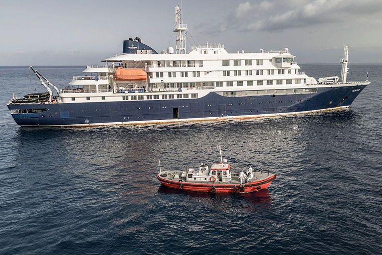 El MV Hondius está fondeado frente a las islas africanas de Cabo Verde.
