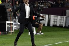 Del otro lado de la línea de cal, Gago se mostró muy vehemente para con Falcón Pérez. Foto: Fotobaires Del otro lado de la línea de cal, Gago se mostró muy vehemente para con Falcón Pérez. Foto: Fotobaires