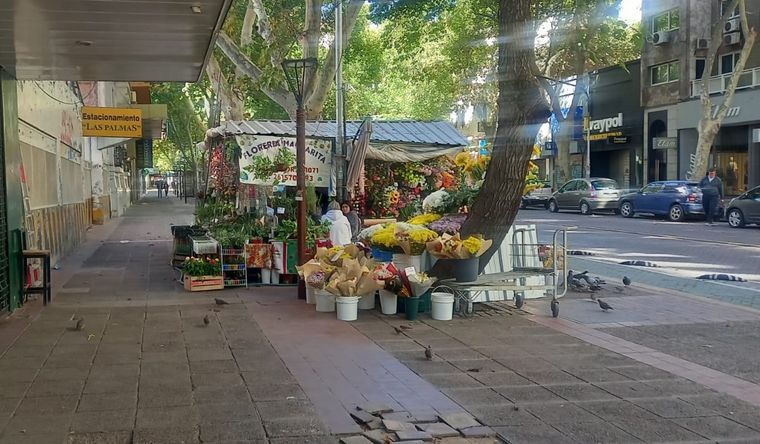 Al pie del emblema del Edificio Gómez en el Kilómetro 0 de la Ciudad de Mendoza el panorama es insostenible: feo, sucio y malo.