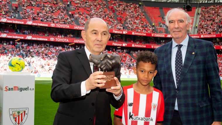 El Bocha con su merecido reconocimiento. Foto: @AthleticClub